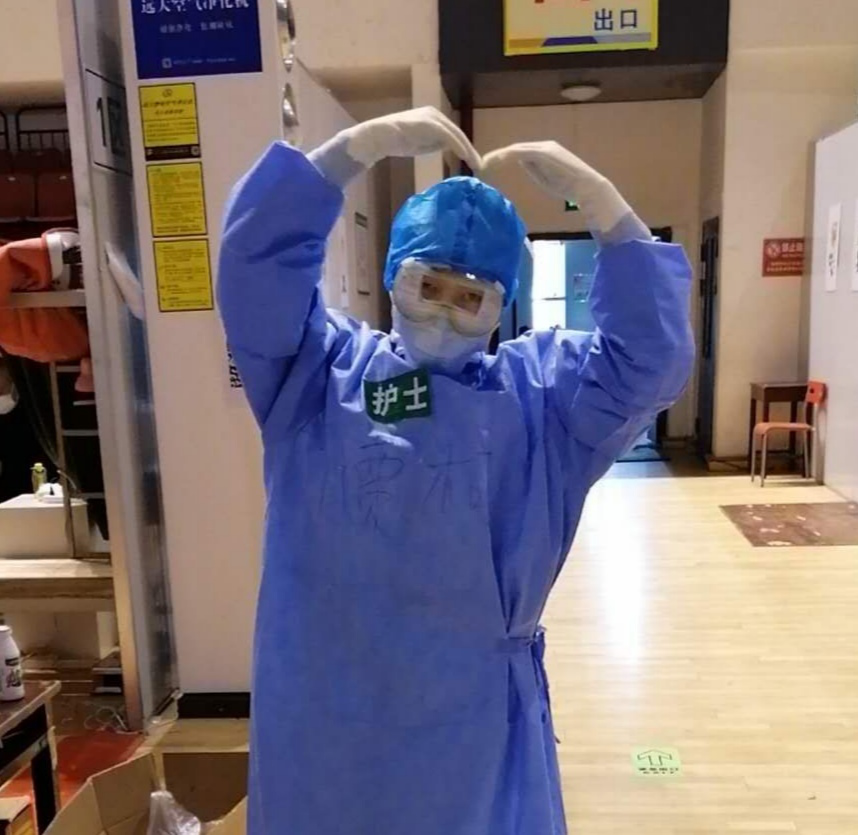 2020年3月7日，贾柯在武汉抗击新冠肺炎疫情一线最后一个班次，在武汉青山方舱医院拍照留念。.png